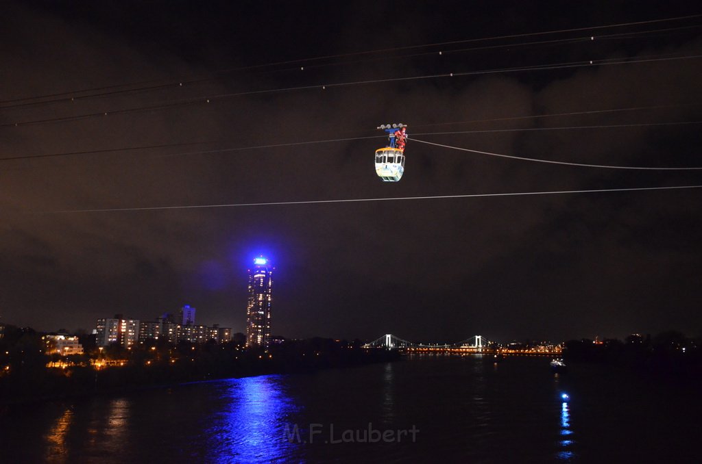 Einsatz BF Hoehenretter Koelner Seilbahn Hoehe Zoobruecke P2614.JPG